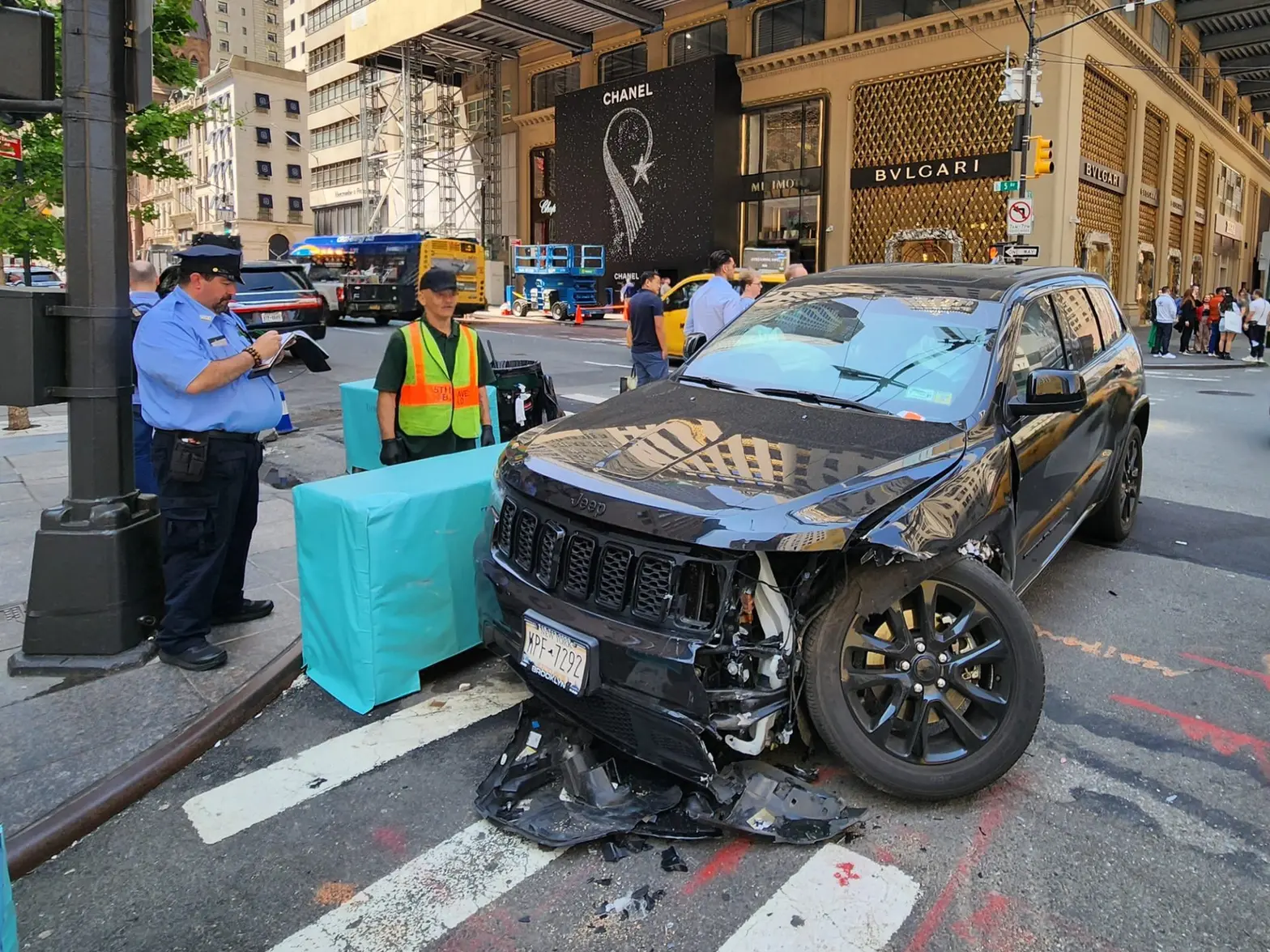 Accidente de auto en Manhattan · policía tomando el reporte