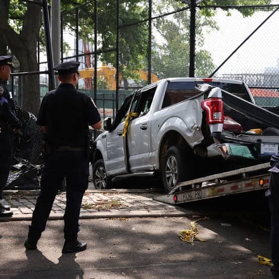 Camioneta Ford F-150 accidentada en Queens, cargada en tow truck con NYPD