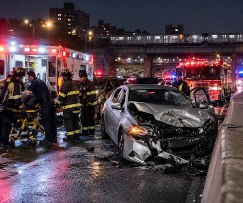 Choque múltiple de noche en Bronx · ambulancia y bomberos en la escena